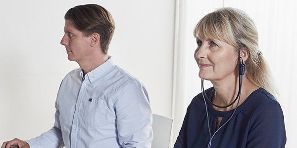 Kvinde får foretaget en REM måling af mandlig hørespecialist