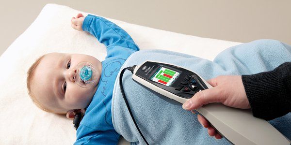 Baby får foretaget en OAE test af hørespecialist