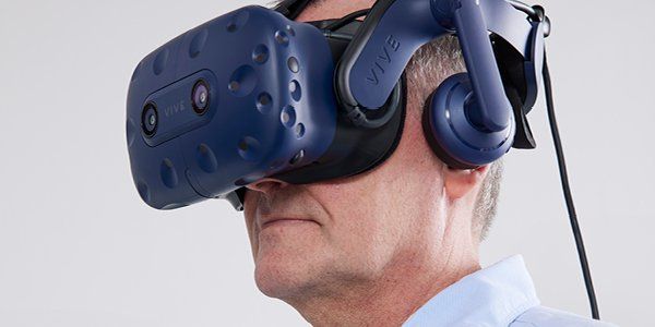 En klient har Virtual Reality-brillerne på